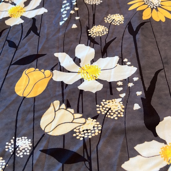 Lily Sleeveless Tunic Top Grey w/ Yellow Flowers Size Large - Picture 6 of 9